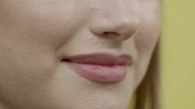 Genç bir kadının geniş gülümsemesi. Beyazlatma işleminden sonra dişleri temizlendi. Temiz ten ve doğal dudaklar. Diş bakımı prosedürü kavramı.