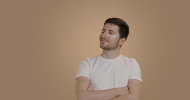 Uomo Soddisfatto Con Pelle Perfettamente Pulita Indossa Una Maglietta Bianca — Video Stock