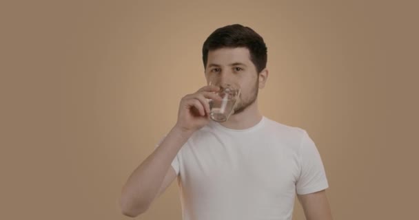 Jovem Alegre Bebendo Água Manhã Com Estômago Vazio Retrato Homem — Vídeo de Stock