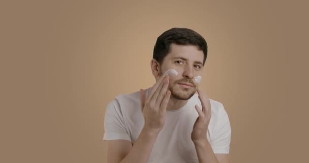 Jonge Volwassene Aanbrengen Vochtinbrengende Crème Gezichtshuid Terwijl Het Kijken Badkamer — Stockvideo