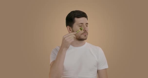Šťastný Spokojený Muž Masáží Obličeje Jade Roller Bílých Plavkách Péče — Stock video