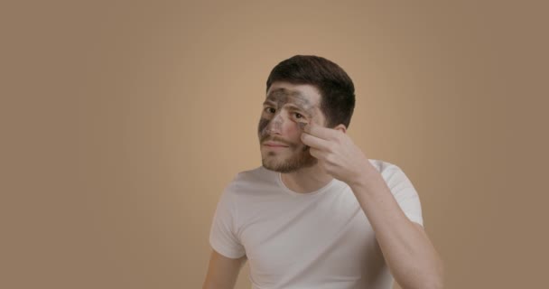 Homme Caucasien Souriant Avec Masque Noir Sur Visage Pour Les — Video