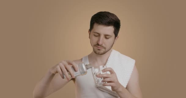 Jeune Homme Peau Propre Parfaite Porte Débardeur Blanc Rince Bouche — Video