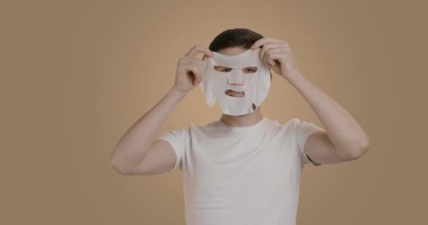 Lustiger Mann Der Spaß Hause Hat Gesichtsmaske Aufträgt Für Bessere — Stockvideo