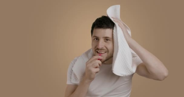Hombre Complicado Limpiándose Los Dientes Con Pequeño Cepillo Interdental Joven — Vídeos de Stock