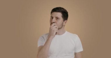 Elektrikli bir aletin yardımıyla burun kıllarını kesen bir adamın portresi. Adam banyodan sonra rutinini yapıyor. Bakımlı bir adamın günlük rutini..