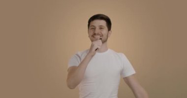 Saçlarını tararken tarakla dans edip şarkı söyleyen genç ve neşeli bir adam. Kasabaya gitmeye hazırlanan genç esmer kız. Sabah erkek yaşam tarzı