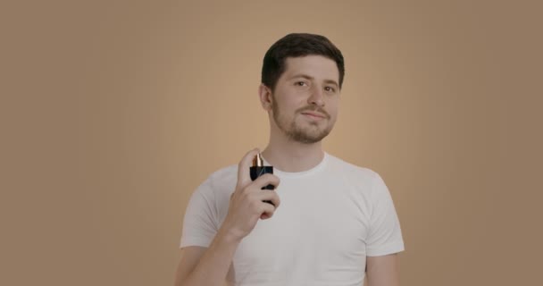 Akşam Rutinini Yaptıktan Sonra Pahalı Bir Parfüm Kullanan Bir Adamın — Stok video