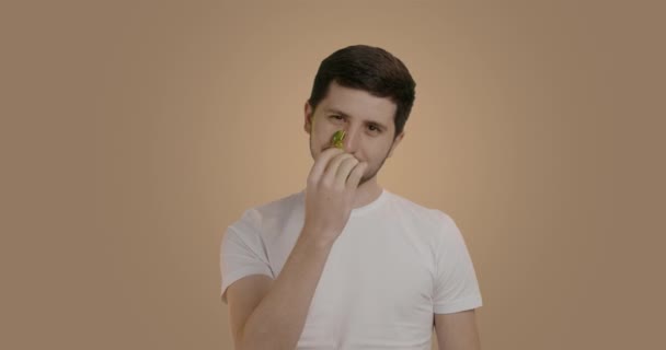 Charmanter Junger Mann Mit Glatter Gesunder Haut Bei Einer Gesichtsmassage — Stockvideo