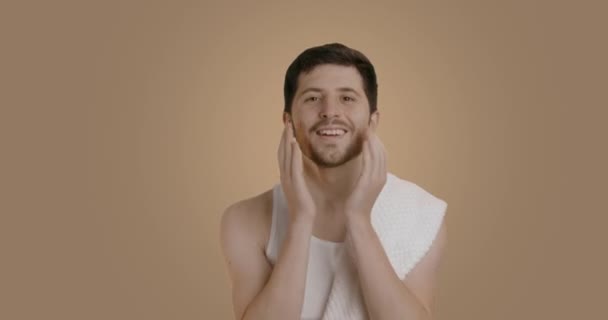Glad Man Som Applicerar Återfuktande Ansiktskräm Gör Sig Redo Morgonen — Stockvideo