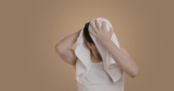 Ung Och Glad Man Torkar Håret Med Vit Handduk Efter — Stockvideo