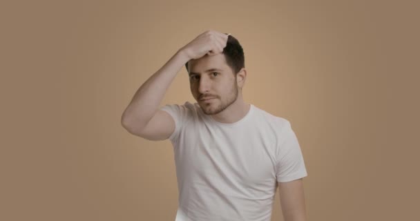 Portrait Jeune Homme Succès Peignant Ses Cheveux Avec Une Coupe — Video