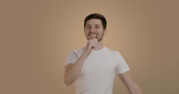 Joven Alegre Hombre Que Baila Canta Con Peine Mientras Peina — Vídeo de stock