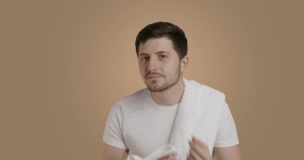 Giovane Uomo Asciugandosi Barba Con Asciugamano Bianco Dopo Bagno Mettendo — Video Stock
