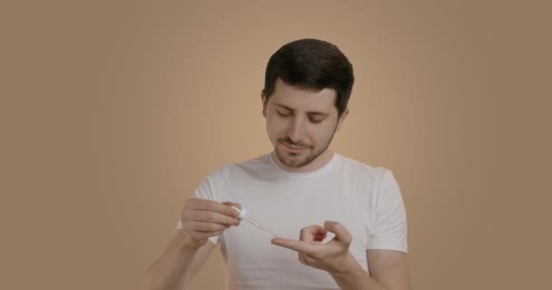 Przystojny Młody Człowiek Nakładający Odżywcze Serum Okolice Oczu Pipetą Twarzy — Wideo stockowe