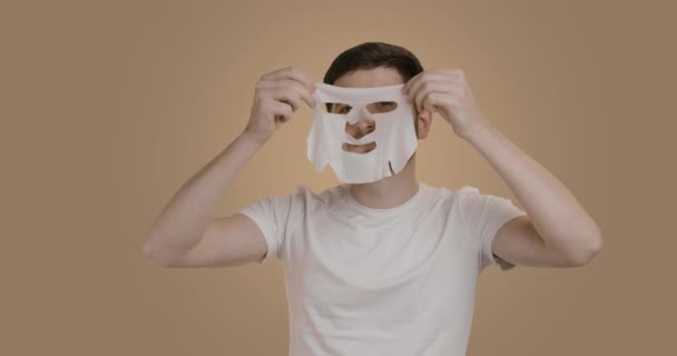 Portret Mężczyzny Który Zdejmuje Białą Foliową Maskę Twarzy Uśmiecha Się — Wideo stockowe