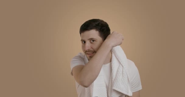 Uomo Buon Umore Dopo Bagno Con Asciugamano Sulle Spalle Mentre — Video Stock