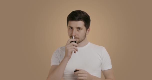 Een Lachende Man Ruikt Brengt Dan Mannelijke Parfum Van Hoge — Stockvideo