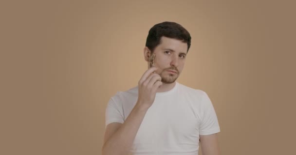 Retrato Homem Confiante Cabelos Escuros Sério Usando Trendy Jade Roller — Vídeo de Stock