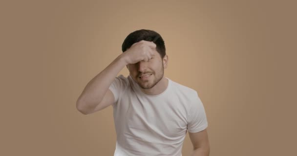 Бородатый Мужчина Расчесывает Волосы Мужской Расческой Глядя Зеркало Молодой Человек — стоковое видео