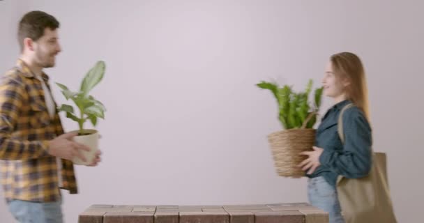 Unga Par Återvänder Från Blomsterhandel Vill Plantera Här Två Gröna — Stockvideo