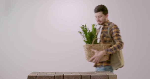 Щасливий Молодий Чоловік Який Прийшов Магазинів Садівник Чоловік Який Любить — стокове відео
