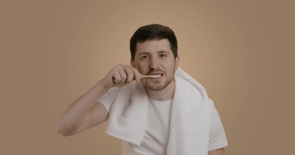 Olgun Koyu Saçlı Bir Adam Duş Aldıktan Sırtında Havluyla Dişlerini — Stok video
