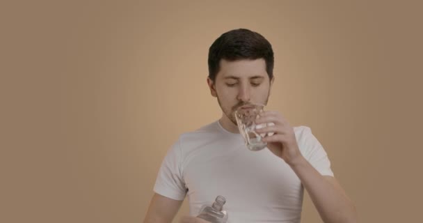 Großaufnahme Eines Mannes Badezimmer Der Sich Mit Mundwasser Den Mund — Stockvideo
