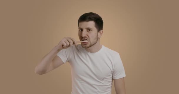 Bonito Jovem Morena Escovar Dentes Banheiro Com Escova Bambu Homem — Vídeo de Stock