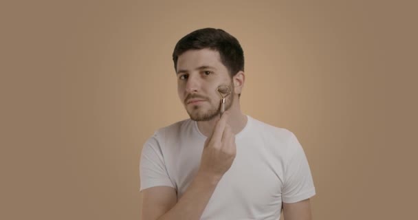 Yakışıklı Genç Adam Taş Yuvarlaklarla Masaj Yapıyor Deal Erkek Yüzü — Stok video