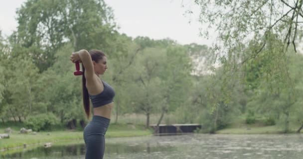 Widok Boku Trenera Fitness Ubrany Sporcie Młoda Kobieta Ćwicząca Parku — Wideo stockowe