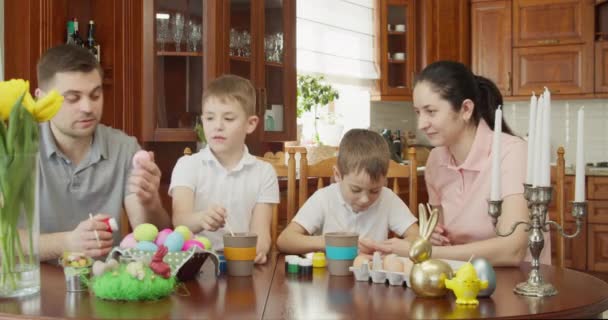 Happy Family Painting Œufs Pâques Cuisine — Video