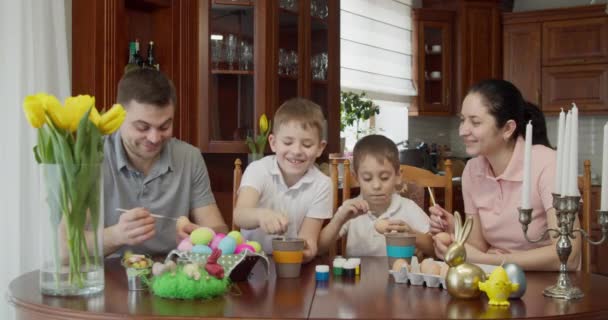 Rodzina Maluje Wielkanocne Jajka Ojciec Bawiący Się Synem Maskuje Się — Wideo stockowe