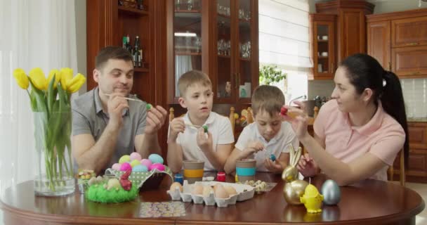 Pittura Pasquale Famiglia Con Due Ragazzi Che Colorano Uova Pasqua — Video Stock