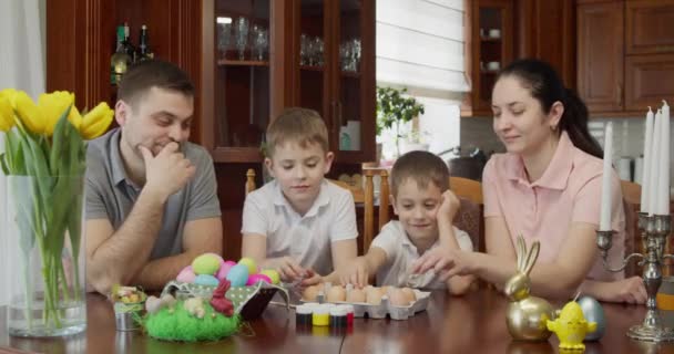 Pintura Pascua Familia Con Dos Niños Para Colorear Huevos Pascua — Vídeos de Stock