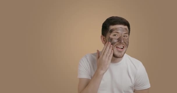 Молодий Чоловік Виразною Бородою Голосно Сміється Наносив Маску Обличчя Вугільною — стокове відео