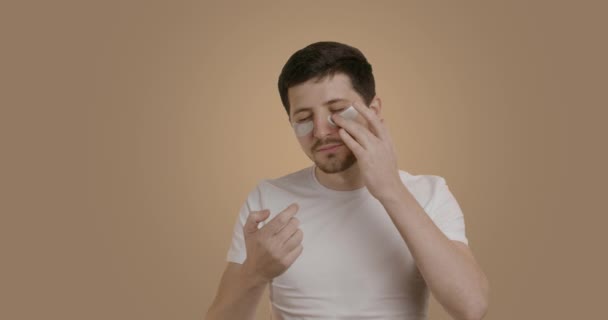 Man Good Mood Applies Moisturizing Eye Patches Morning Evening Routine — 비디오