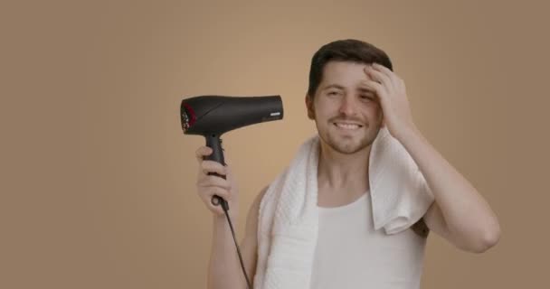Cheerful Man Dancing While Drying His Wet Hair Hair Dryer — Vídeo de stock