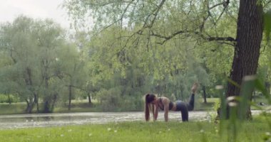 Genç, formda ve sportif bir kadın. Fitness, spor, kentsel ve sağlıklı yaşam tarzı kavramı. Açık hava egzersizleri