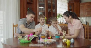 Paskalya Boyası - Paskalya yumurtası boyayan iki çocuklu bir aile