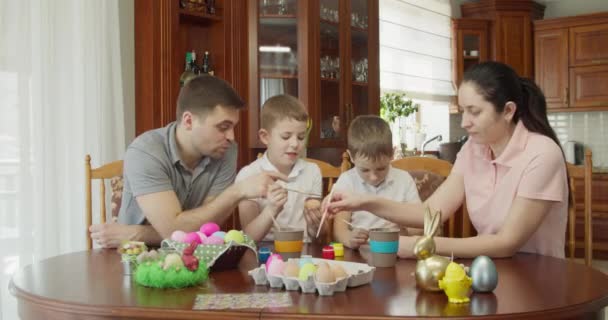 厨房里彩绘复活节彩蛋的快乐家庭 — 图库视频影像