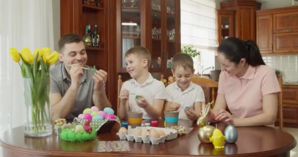 Pintura Família Feliz Ovos Páscoa Cozinha — Vídeo de Stock