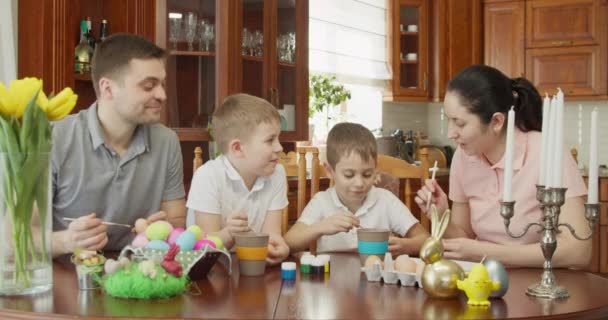 Gelukkig Familie Schilderij Paaseieren Keuken — Stockvideo