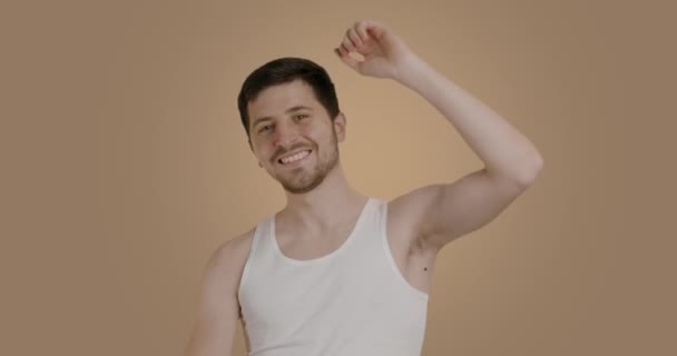 Людина Великою Посмішкою Яка Піклується Про Себе Туалеті Молодий Чоловік — стокове відео