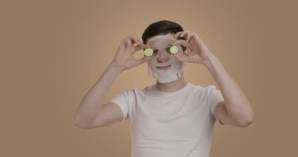 Pria Berambut Coklat Dengan Jenggot Mengenakan Masker Wajah Kertas Putih — Stok Video