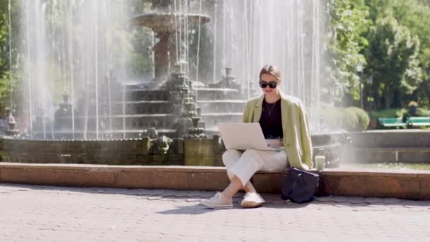 Young Freelancer Works Modern Computer Park Fountain Business Woman Checks — Vídeos de Stock