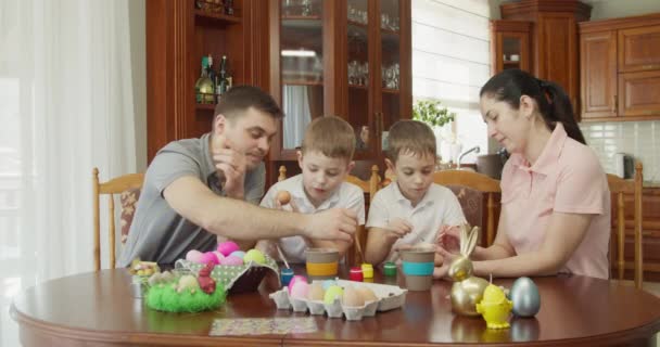 Feliz Familia Pintando Huevos Pascua Cocina — Vídeo de stock