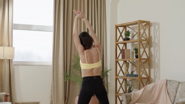Arkadan Görüntü Yoga Germe Uzmanı Ellerini Uzatıyor Vücudunun Yanal Hareketlerini — Stok video