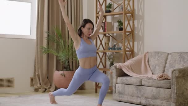 Entraîneur Yoga Costume Bleu Faisant Des Exercices Pour Réchauffer Corps — Video