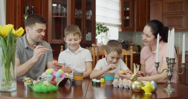 Šťastná Rodina Malování Velikonoční Vejce Kuchyni — Stock video